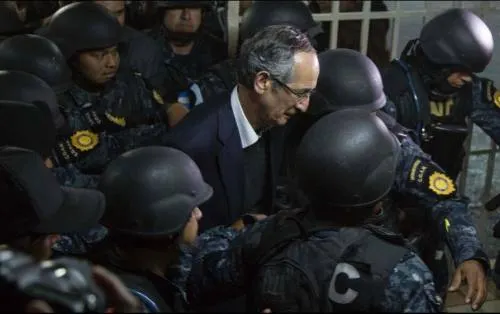 Dictan prisión preventiva a Álvaro Colom, expresidente de Guatemala