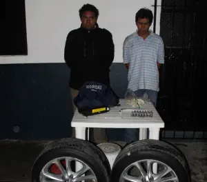 Capturan a supuestos ladrones de autopartes