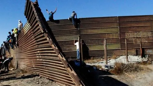 Estados Unidos mandará migrantes a México mientras dura su juicio