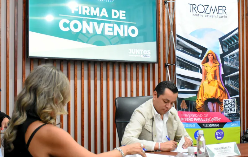 Signaron convenio de colaboración gobierno de Texmelucan y TROZMER Centro Universitario