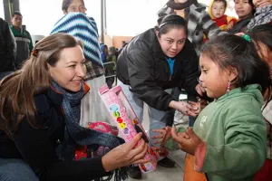 Martha Erika Alonso de Moreno Valle entrega juguetes en la Sierra Nororiental