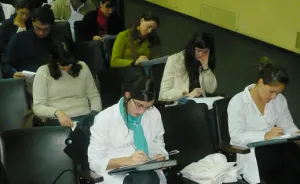 Refrenda gobierno compromiso con formación de médicos especialistas