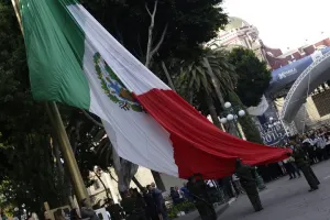 Puebla iza bandera en conmemoración del 15 de septiembre