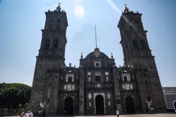 Catedral e iglesias de Puebla repican en júbilo por la elección de León XIV como nuevo papa 