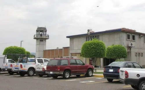 Motín en penal de Atlacholoaya, Morelos, deja un muerto