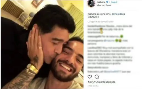 Sorprende beso de Maradona a Maluma en redes