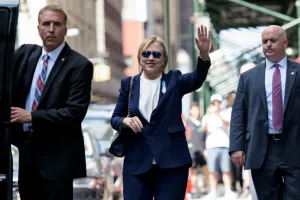 Clinton vuelve a la campaña y Trump presenta ideas para la economía