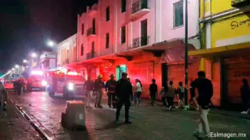 Incendio consume un negocio de globos en el Centro Histórico de Puebla