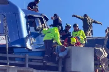 Tras fuerte choque, el conductor de un torton quedó prensado en el segundo piso de la México-Puebla