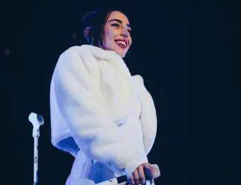 Nicki Nicole llora en un concierto y envía mensaje a Peso Pluma