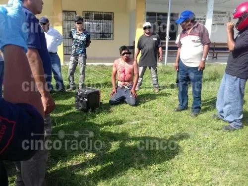 Golpear y arrastran a delincuente en Atlixco