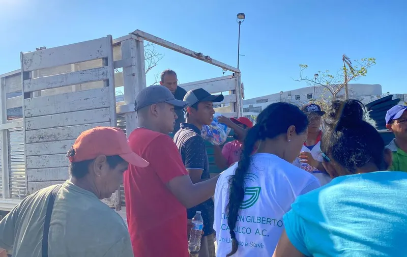 upaep-entrega-viveres-damnificados-huracan-otis