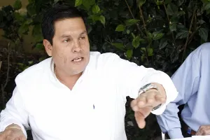 Aspirante a independiente se desmarca del gobierno; acepta apoyo de Manzanilla