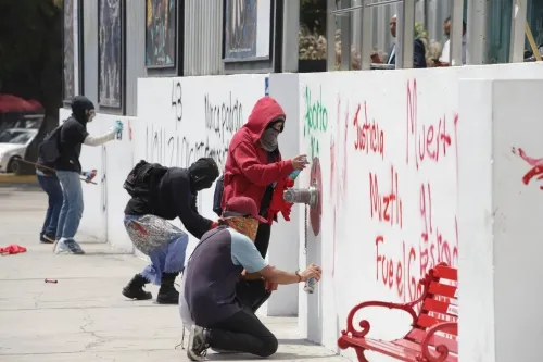 Exigen mano dura contra manifestantes que dañen inmuebles en marchas