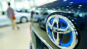 Caen acciones de Toyota tras amenaza de Trump si producía en México