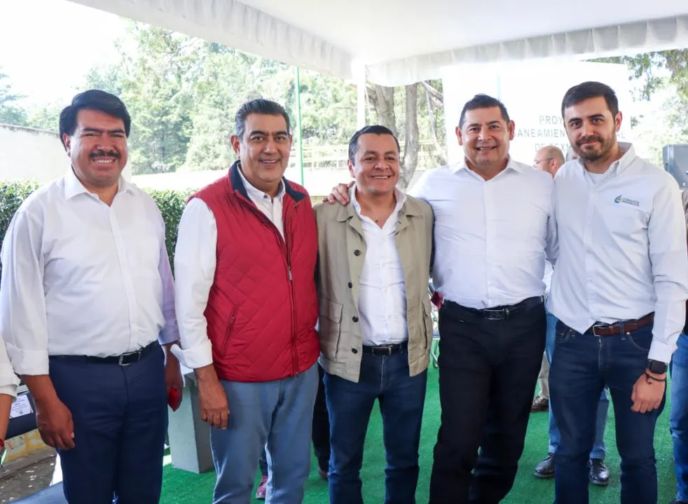 Sergio Salomón Céspedes y Alejandro Armenta, gobernador de Puebla y gobernador electo, respectivamente