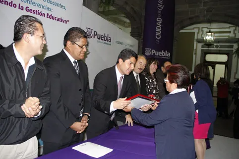 Entregan constancias del Programa Acompañamiento a Profesores