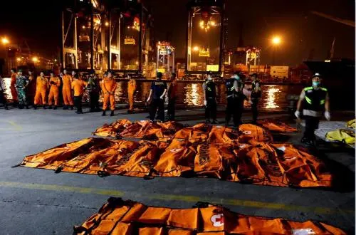 Indonesia extiende búsqueda de víctimas de avión accidentado