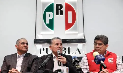 Zamora Jiménez presenta a Gilberto Gutiérrez  como nuevo delegado del CEN en Puebla