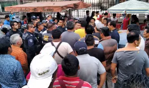 Funcionario municipal riñe con líder tianguista en San Martín