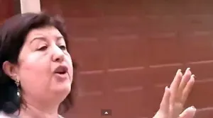 Exhiben a funcionaria de Michoacán por insultar a manifestantes
