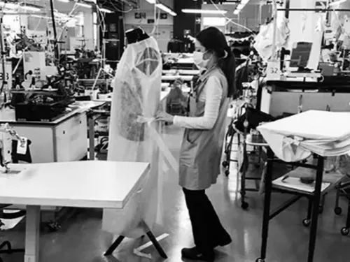 Armani deja la moda y fabrica batas para ayudar a médicos