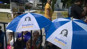 PAN, presente en Desfile del 5 de Mayo en sombrillas con rostros de candidatos