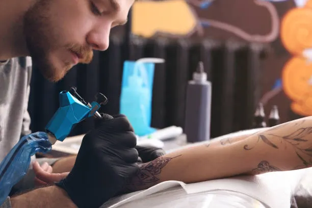 Presentan encuentro de tatuadoras y tatuadores en el Centro Cultural “San Roque”
