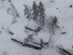 Sismos en Italia provocan avalancha en Farindola; al menos 30 desaparecidos