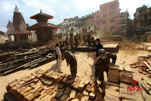 Rescatan a tres sobrevivientes, a ocho días de terremoto en Nepal