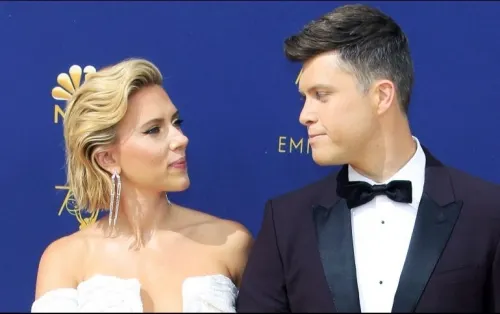 Scarlett Johansson presume anillo de compromiso