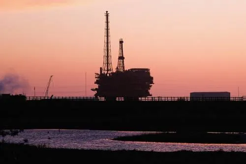 Precios del petróleo suben por la baja de producción en Estados Unidos