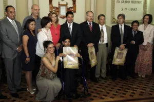 Rivera Pérez entrega reconocimientos a poblanos distinguidos
