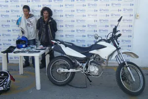 Policía municipal de Puebla asegura a dos sujetos en la colonia El Vergel