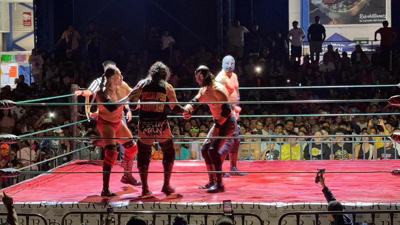Ariadna Ayala comparte una noche llena de adrenalina en la función estelar de lucha libre AAA de la Feria de Atlixco 2025