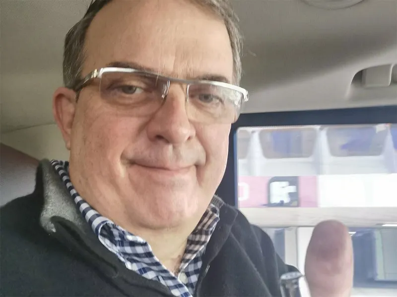 Marcelo Ebrard emite su voto y felicita a funcionarios de casilla