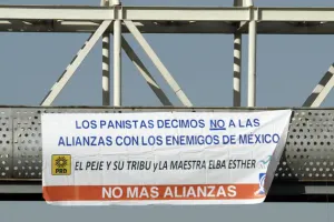 Panistas muestran rechazo a coaliciones en mantas aparecidas en Puebla