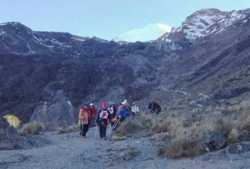 Con éxito, se ejecutan trabajos de rescate de cinco alpinistas extranjeros en el Citlaltépetl