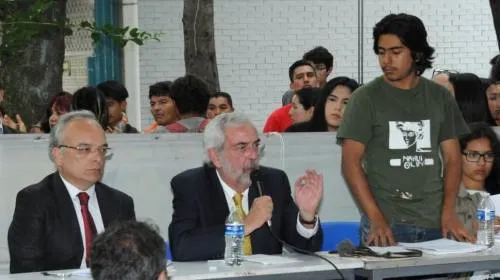 Graue firma pliego petitorio de CCH Azcapotzalco