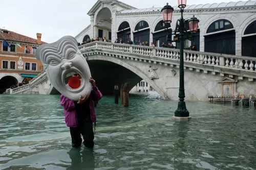Se modera el agua en Venecia, pero ahora sufren Florencia y Pisa
