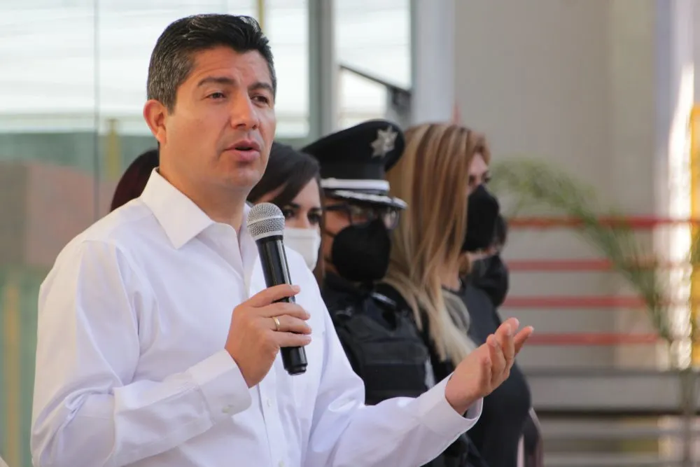 Va Eduardo Rivera por paraderos con WiFi y cámaras de vigilancia