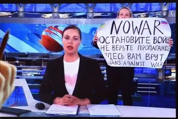 Rusa protesta por la guerra en noticiero de TV y es arrestada