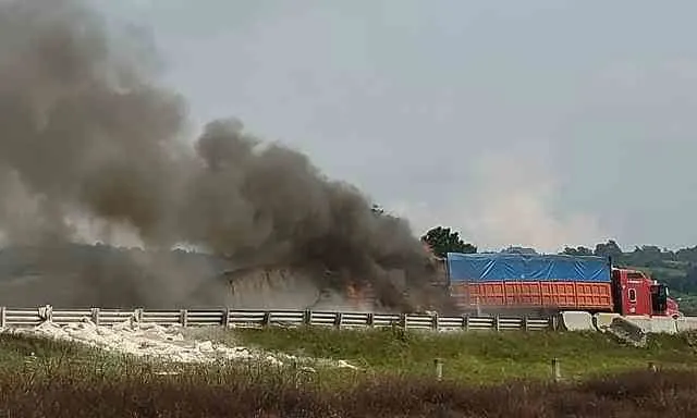 Incendio de un tráiler provoca el cierre de la autopista Puebla-Veracruz