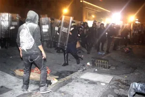 Marchas en DF finalizan con ataque al Palacio Nacional