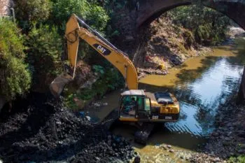 Organismo de limpia sigue con labores de limpieza en barrancas y cauces de Puebla