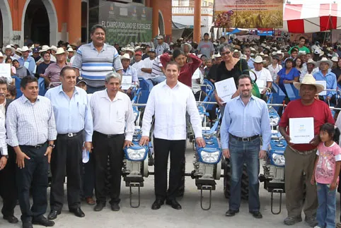 Entrega RMV apoyos a productores para abatir rezagos