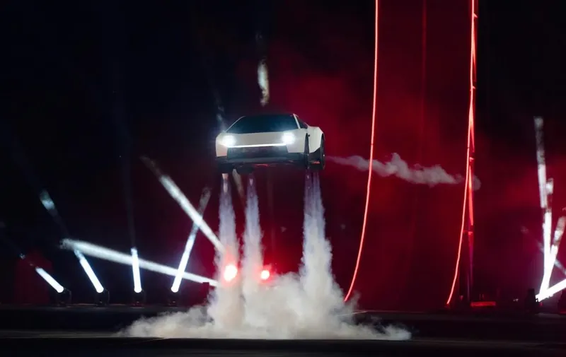 El espejismo de los cielos: ¿quiénes volarán realmente el nuevo Tesla Roadster?