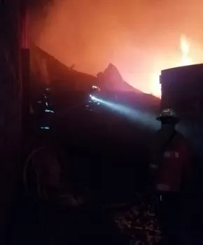Incendio consume toneladas de residuos industriales en el Parque Industrial de Chachapa