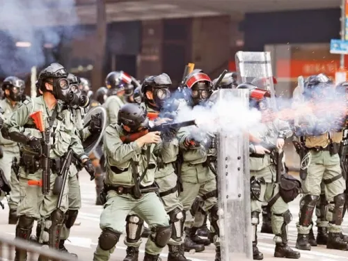 Con balas, frenan manifestaciones en Hong Kong