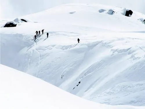 Avalancha mata a tres esquiadores en los Alpes